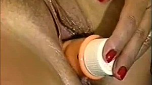 Una donna più anziana esplora la sua sessualità con un dildo