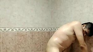 Mexicana bukkake : Une Latina aux gros seins se fait baiser chaudement par une shemale