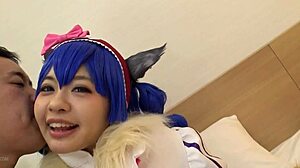 アジアの美女がコスプレしながらカウガールで乗り、小さな胸に精液を浴びる。