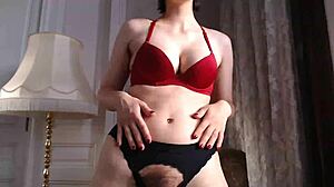 Camgirl bi avec un gros cul et un masturbateur ensemble