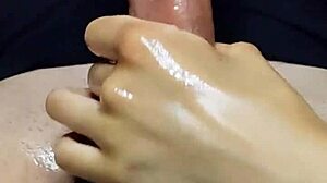 Olajos cicis kézimunka neki, keményen elélvezett