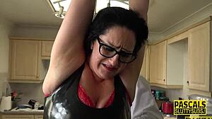 Грудастая покорная шлюха просит грубой игры на каблуках