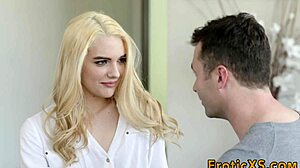 金发美女的小穴在高清动作中被摩擦