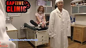 SFW BTS met Stacy Shepard die sexy scènes uitlegt