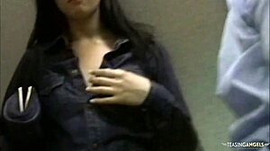 Po pobiranju v nakupovalnem centru, tip naredi mojo tesno pičko, da trepeče... hudiča