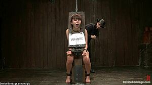 よ、見たい？縛られた日本人スラットのまんこをいじられるの