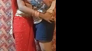 Hardt knepet brud i rød sari! Desi rumpe åpner fitta!