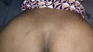 Brunetka príde po párty na neformálnu návštevu