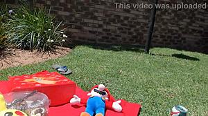 My xmas picnic big-booty in leggings! 🎄🍑