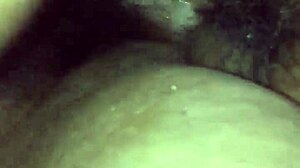 Katie, esposa SSBBW, jorra forte do pau negro gigante. Buceta molhada transborda a cada estocada.