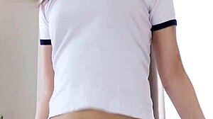 Hei, æh, jeg er så inn på å se Mais barberte fitta leke... ups, sorry!