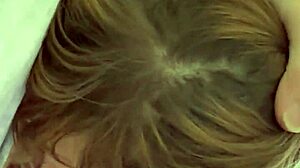 Kicsi Lala Love keményen szopja a farkat