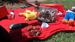 My xmas picnic big-booty in leggings! 🎄🍑