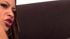 Sexy latina poserer i første pornaudition og knuller regissørfotografen