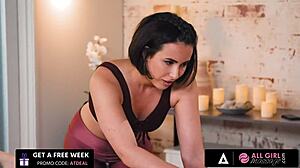 Casey Calvert fofa e Maya Kendrick fazem tesoura forte