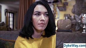 Kaksi parasta ystävää jakavat intiimin lesbo-kohtaamisen täynnä intohimoa