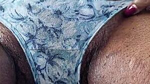 Показываю большую пизду на заднем сиденье машины. Не скрыть возбуждение на улице с дикой стороной!