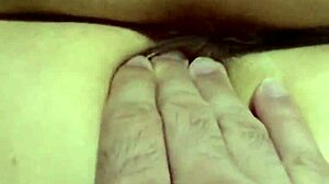 Brincando com o cu virgem