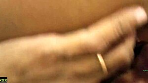 हॉट सिस्टर स्टेपब्रदर को पॉर्न देखते हुए पेनिस एक्सपोज्ड के साथ पकड़ती है