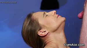 Hűha, az őrült baba arcra kapja a cumot, mindent lenyal!