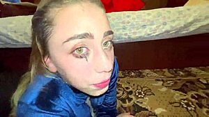 Богатая девчонка делает sloppy deepthroat в жестком фейсфаке крупным планом POV, капает слюна! 😜