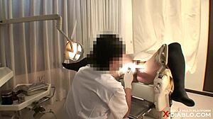 妊娠中の女性の診察を覗いて巨大な乳首と腹部