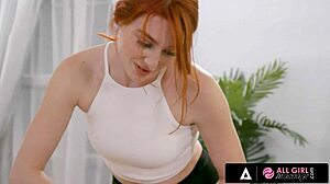 Массаж только для девушек - потрясающая рыжая Лейси Леннон пальцами доводит Кристен Скотт до кремового оргазма