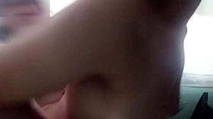 miren como le brincan las tetas a mi prima tetas naturales y grandes mientras me da sentones con su enorme culo gordo y sabrosa 😍