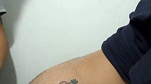 Cogiendo con el encargado en el cuarto de seguridad