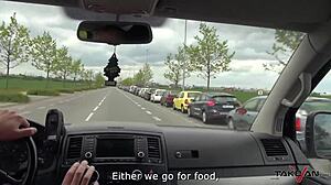 Isorintainen brunetti puhuteltu pakettiautoon ventovieraan nussiin