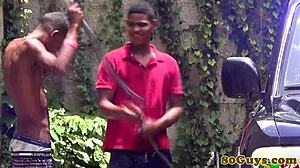 Twink Afrika Gay Kongkek Bareback di Carwash Luar, Anal Assfucking dan Onani