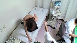 Emocionálne intímne vyšetrenie učiteľky klavíra