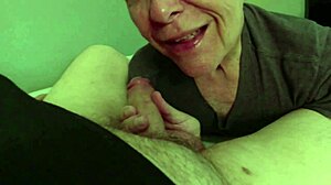 رجل عجوز يمص زب لساعات - مقتطفات صادمة!