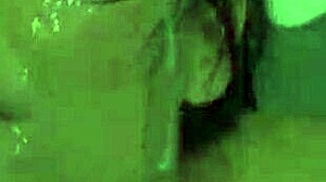 Asyalı hatun birden fazla siyah sikı ustalıkla idare ediyor yoğun blowbang seansında