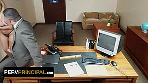 Storbröstad styvmamma Vivianne DeSilva borrad hårt på rektorns skrivbord