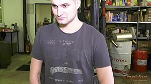 Servizio auto diventa rude mentre bodybuilder peloso Thomas Friedl domina Rudy Valentino