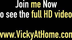 Возбужденная блондинка Vicky Vette дрочит игрушками у бассейна!