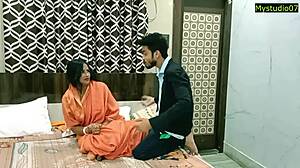 देसी सौतेली माँ का पति के साथ गुप्त अफेयर उजागर