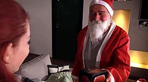 ओल्ड सांता पेटाइट 18+ टीन के माउथ को चोदा, फिर वो कम स्वैलो करती है।