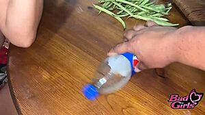 Sobrina y su hermana en la cocina y su tio la castiga como castigo su tio se la folla por su culo grande rubia