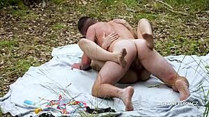 Veľká tínedžerka 18+ Alisa šokuje vonkajšou akciou