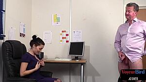 Toimistohuora jää kiinni katsomasta pomon runkkaamista.