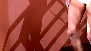 Oye, ¿quieres unirte a nosotros para un trío salvaje con esta morena caliente?