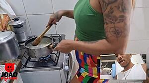 Joaoosafado hamrer Suzy Anderson i kjøkken blowjob
