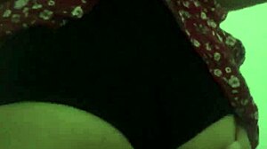 Bajo falda de mi vecina y terminamos cogiendo