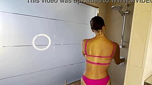 Se desnuda y se pega una ducha delante del mejor marido de su mejor amiga