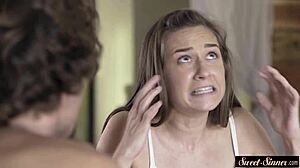 Mladka 18+ liza prste in dobi kurca od pastorka v erotični igri.