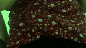 Bajo falda de mi vecina y terminamos cogiendo