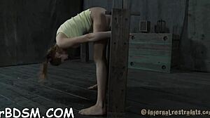 Прожорливая девка доминирует пальцами в парной ванне