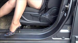 Επιχειρηματική MILF επιδεικνύει νάιλον κάλτσες στο γραφείο